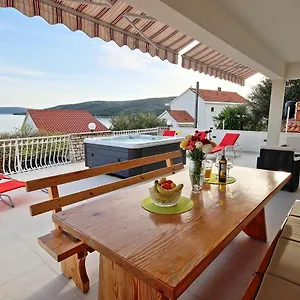https://apartman-slavko-seget-vranjica.hotels-in-trogir.com