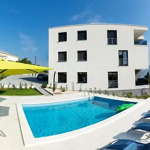 https://apartments-4-friends.hotels-in-trogir.com